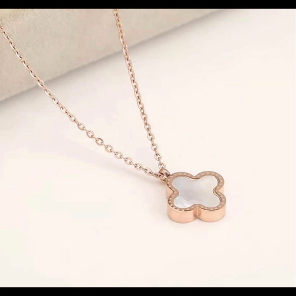 Clover Charm Luxury Design Necklace - Picture 4 of 4
